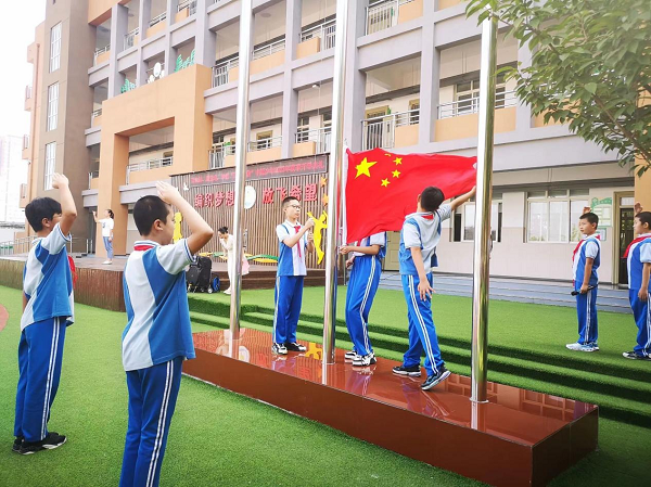 <b>灞桥区席王中心小学：少先队员要争做“四个自信”中国少年</b>