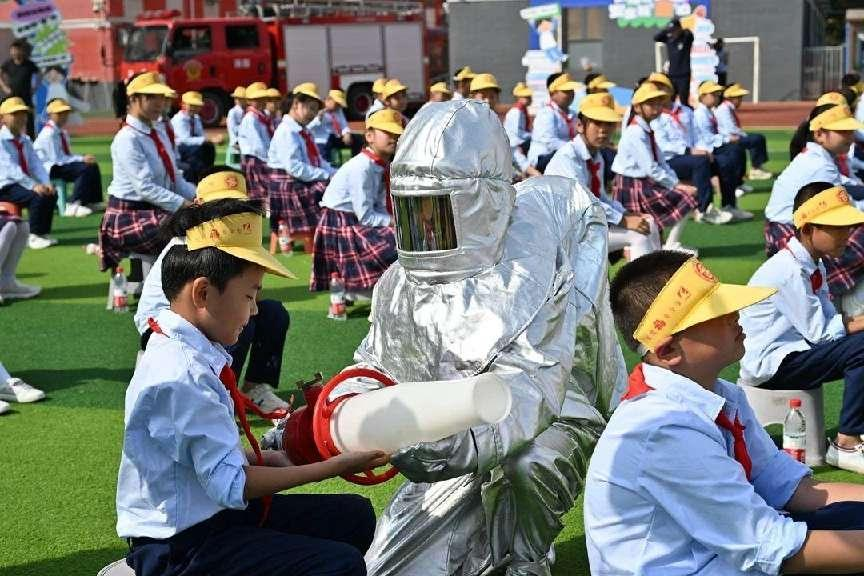 “消防携手公安  护航平安校园”公开课在秦汉新城华秦小学举办