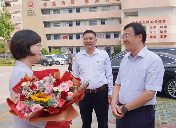 宝鸡市委副书记、渭滨区委书记段小龙开展教师节慰问
