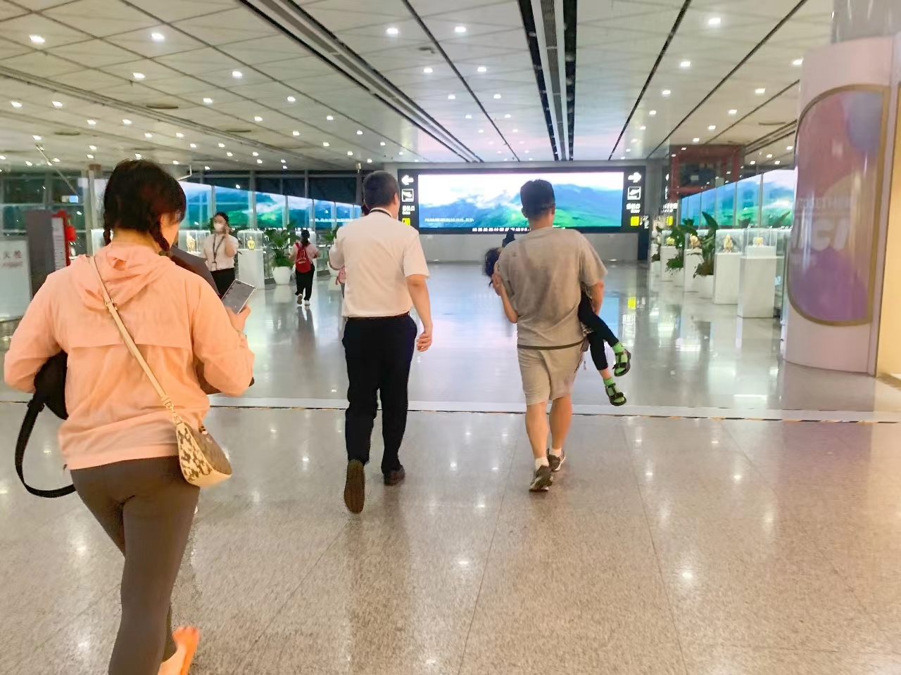 <b>患儿乘机赴广州做手术 东航搭建绿色通道获锦旗致谢</b>