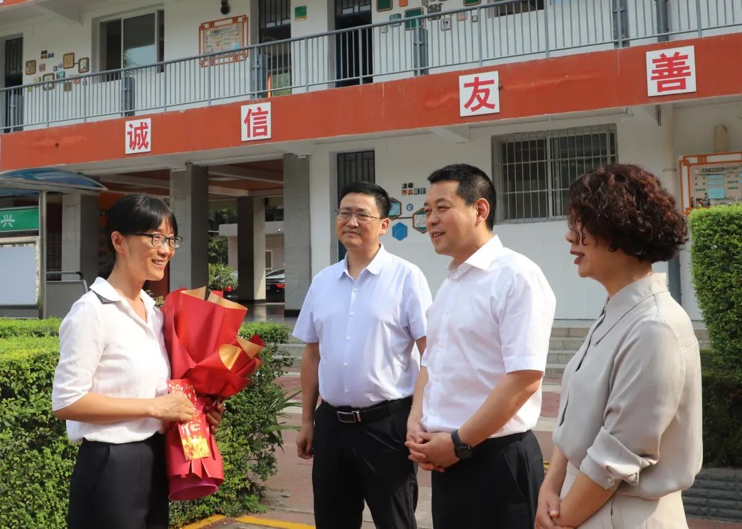 <b>宝鸡市渭滨区区长吴昱昕开展教师节慰问活动</b>