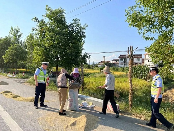 <b>汉中交警一大队开展“打场晒粮”专项整治行动</b>