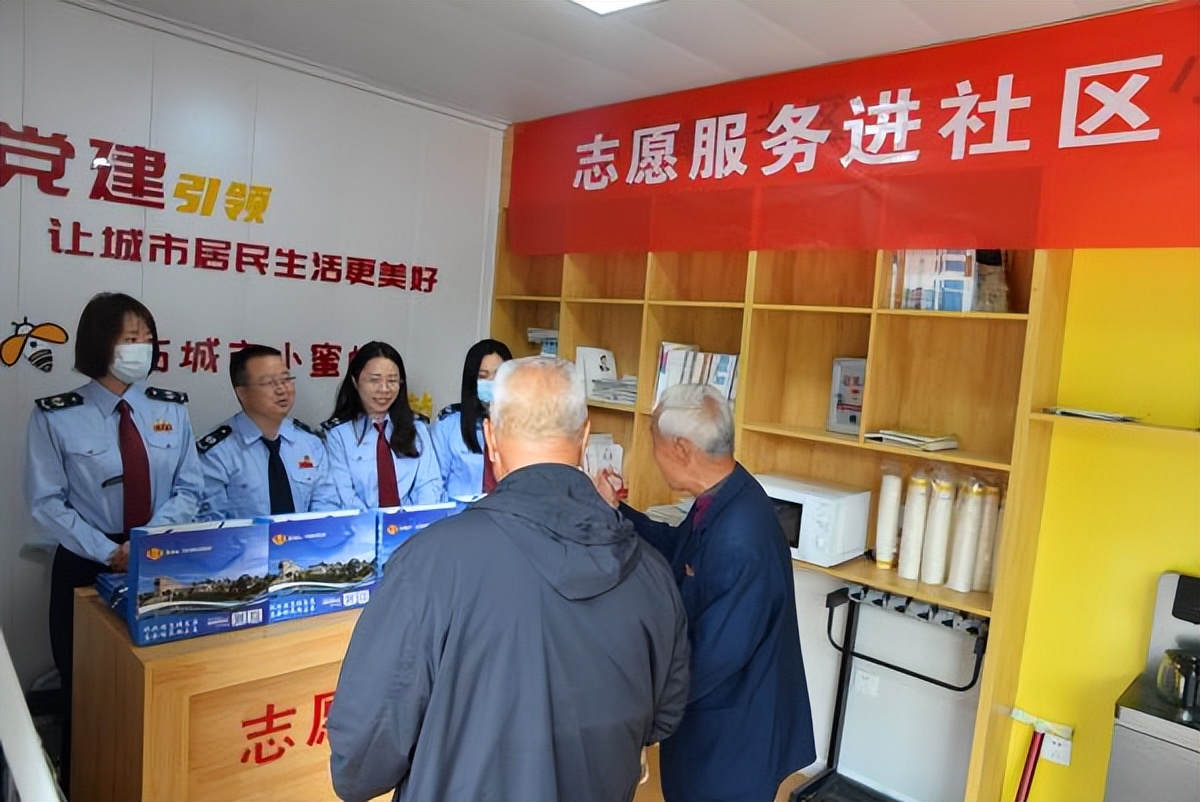 <b>靖边县税务局：志愿服务进社区 税费红利入万家</b>