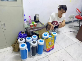 <b>以贩养吸试图在酒馆拉“客源”！新城公安当场抓获2人，查获“笑气”10罐</b>
