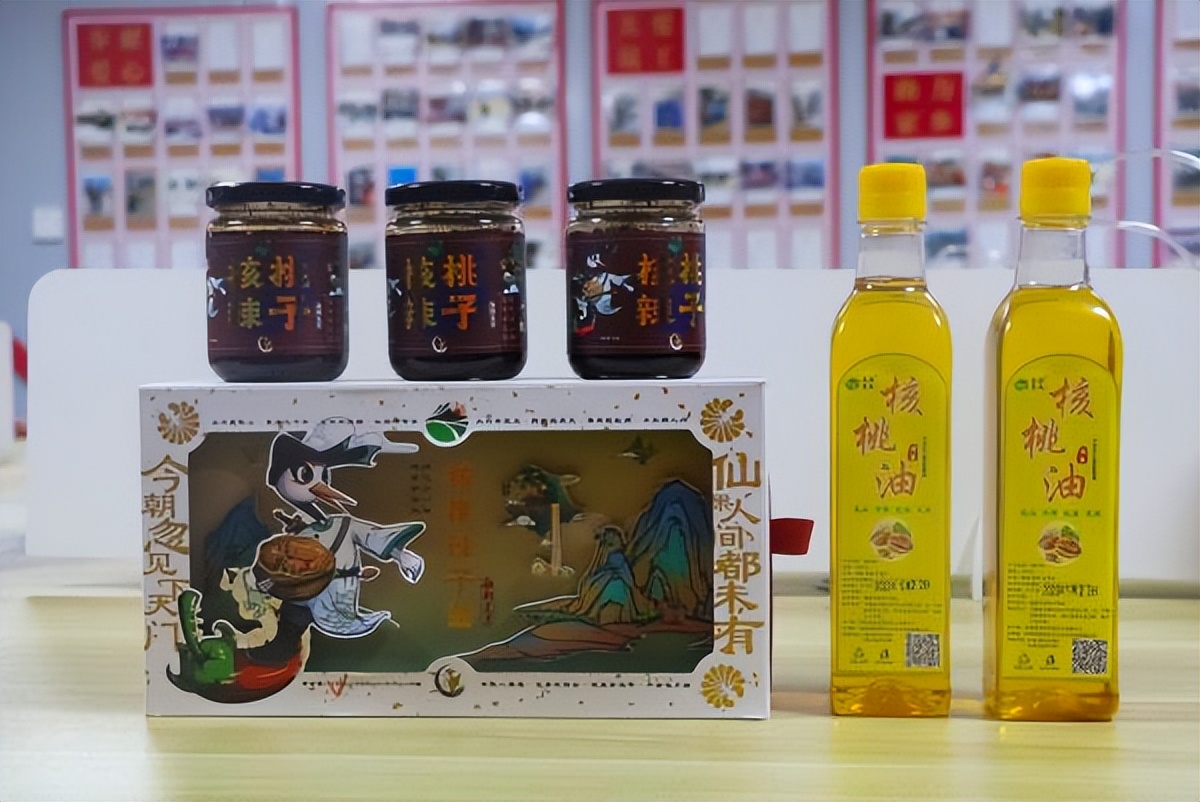 <b>宜君县：核桃成熟季 果农采卖忙</b>