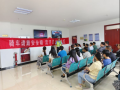 <b>凤县公安交警为“新驾驶人”宣传法规讲经验</b>