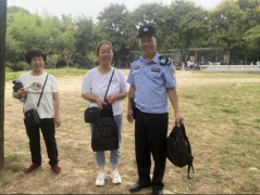 <b>粗心游客拿错“孪生”包 临潼秦俑民警多方查询物归其主</b>