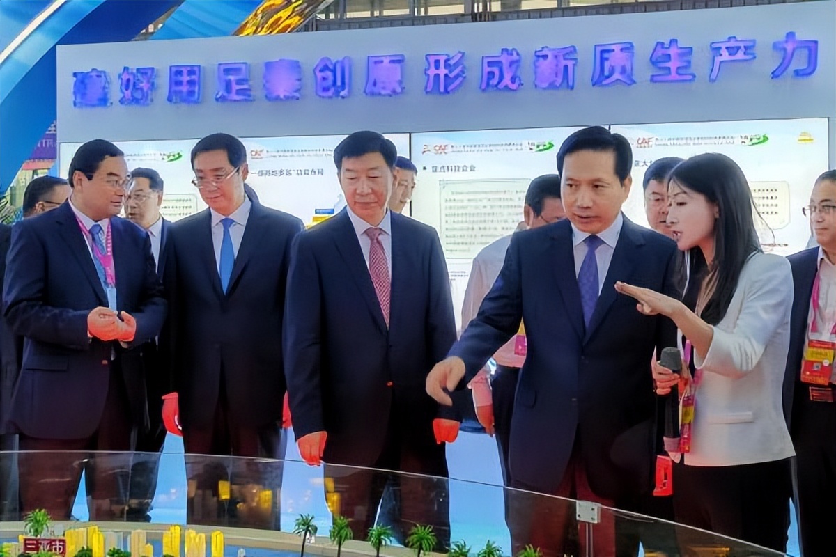 <b>省委书记赵一德、省长赵刚视察农高会榆林展区</b>