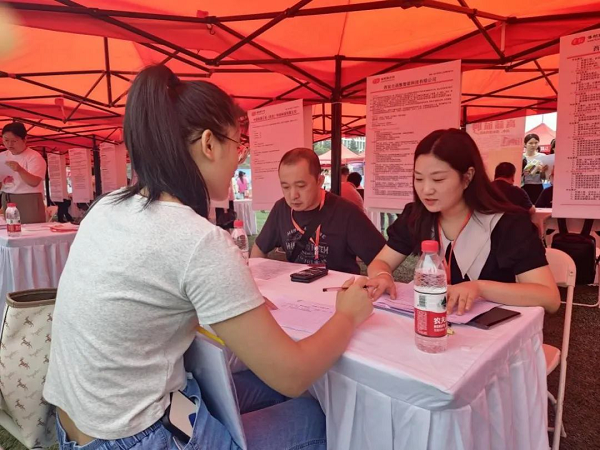 <b>秦汉新城组织辖区企业参加“秦才闪耀 汉动未来”校园双选会</b>