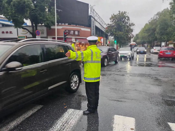 <b>汉中交警雨中坚守一线 守护市民出行</b>