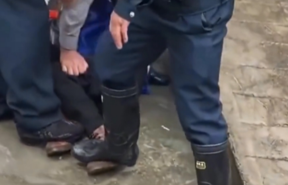 <b>女子被住建局保安踩在脚下？咸阳警方通报：3人被行拘</b>