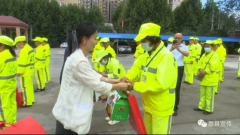 <b>暖心！宝鸡爱心企业为环卫工人赠送价值四万元的中秋礼包</b>