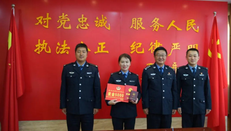 <b>靖边县公安局一线“送奖”鼓士气 激发斗志暖警心</b>