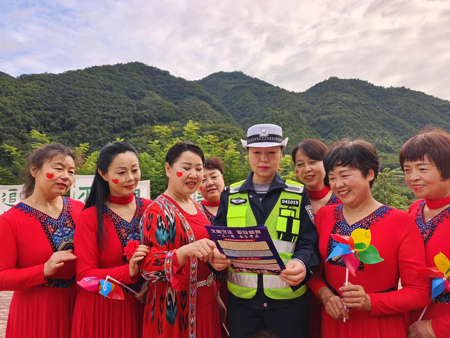 <b>护航旅游助发展 凤县公安交警走进旅游景区开展交通安全宣传活动</b>