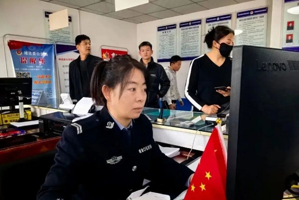 <b>“节日不放假 窗口不打烊” 靖边县公安局假期也能办证</b>