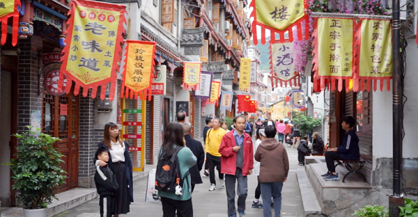 <b>“双节”黄金周 汉中市佛坪老街人气火爆</b>
