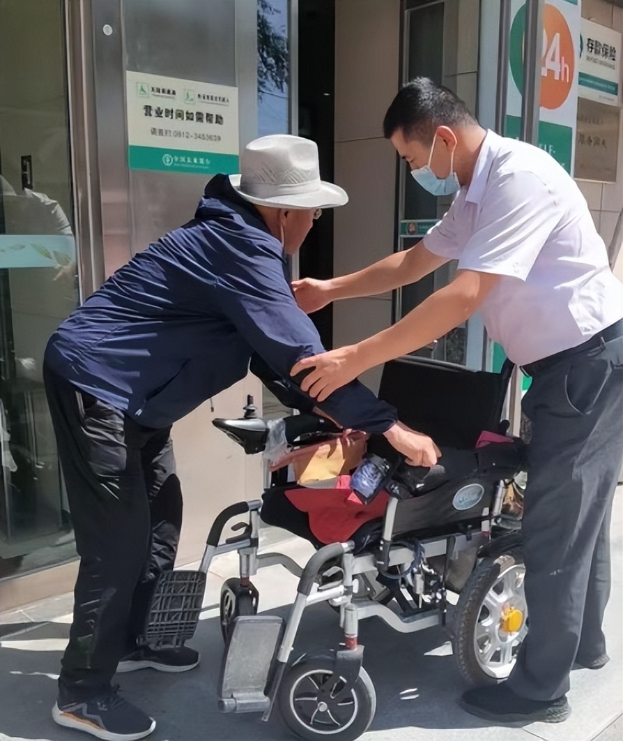 <b>农行榆林靖边县支行暖心服务 托起幸福“夕阳红”</b>