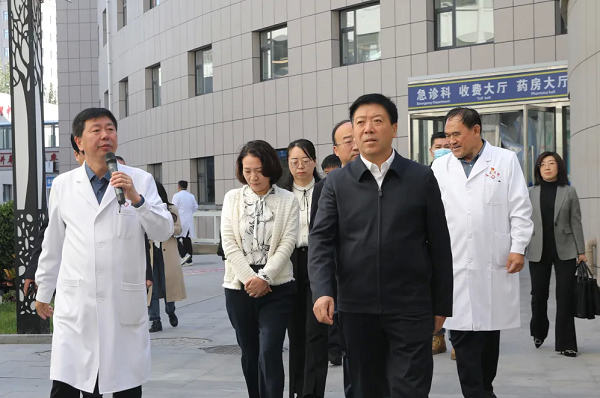 <b>榆阳区区委书记李忠宏一行到榆林市星元医院调研</b>