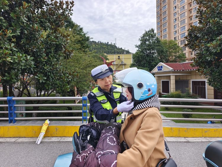 <b>“小黄旗大效用”——凤县交管大队交通安全教育出新招</b>