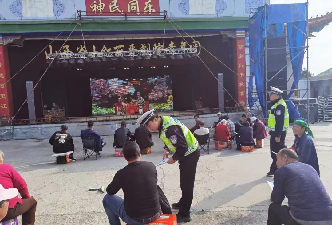 <b>府谷公安交警走进庙会开展交通安全宣传活动</b>