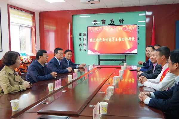<b>载誉而归！渭滨区召开座谈会表彰亚运会冠军运动员王钦</b>