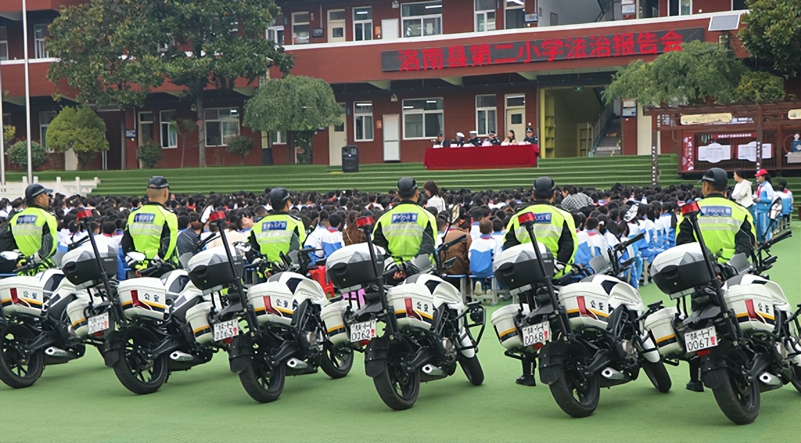 <b>商洛市洛南县第二小学召开法治进校园交通安全报告会</b>