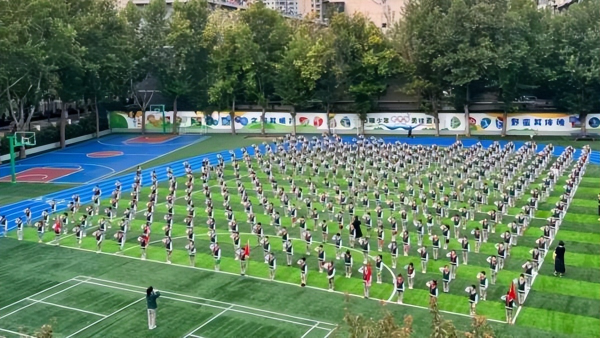 <b>西安市灞桥区东城第二小学：加入少先队 系满理想 扬帆起航</b>