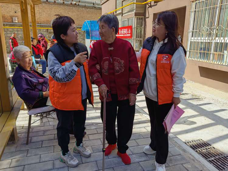 <b>延安市宝塔区南市街道七里铺社区开展志愿者进小区便民服务活动</b>