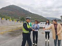严把安全驾驶第一关！凤县交警深入驾校开展交通安全宣传活动