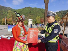 凤县交警走进红叶观赏节开展道路交通安全宣传