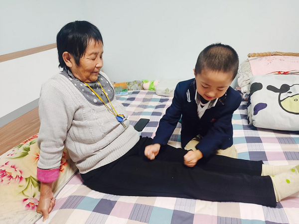 <b>感恩献重阳  西安市碑林区景龙池小学传递温情暖意  </b>