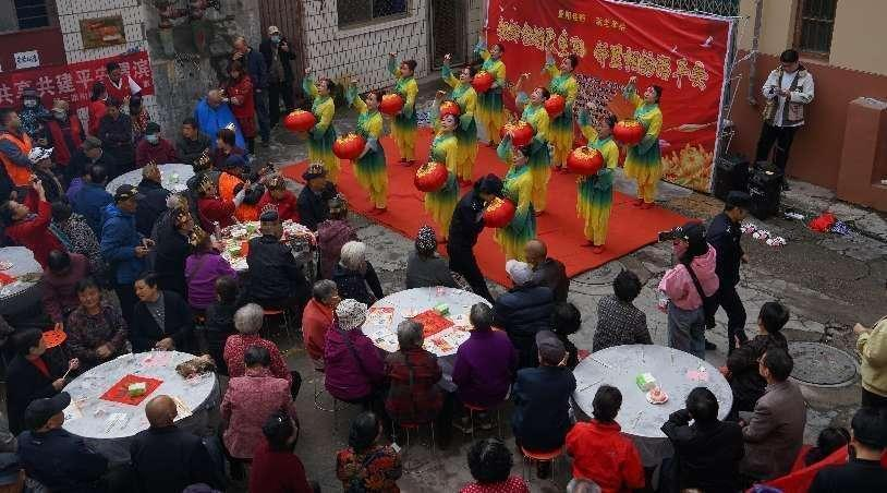 宝鸡市渭滨区新建路社区举办重阳节百叟家宴活动