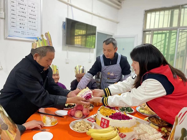 <b>商洛市柞水县营盘镇积极开展重阳敬老志愿服务活动  </b>