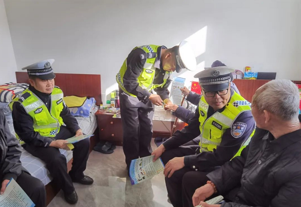 <b>府谷交警：九九重阳节 情暖老人心</b>