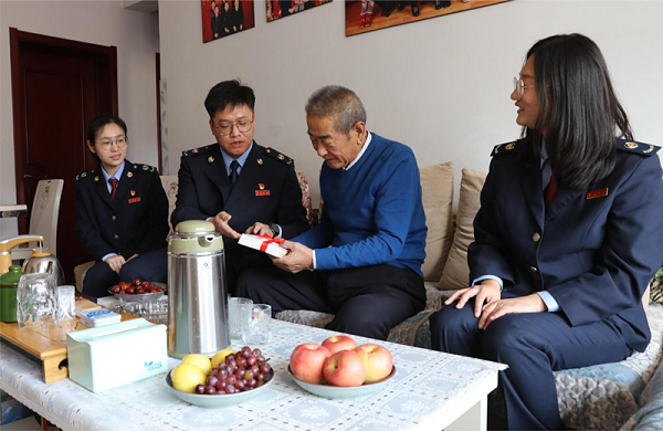 <b>府谷县税务局开展为老党员送书活动</b>