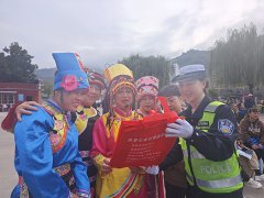 凤县公安交警走进社区开展“一老一小 一盔一带”冬季交通安全宣传活动