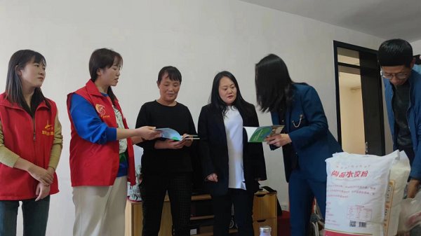 <b>延安市市场监督管理局深入凤凰山社区走访慰问孤寡老人</b>