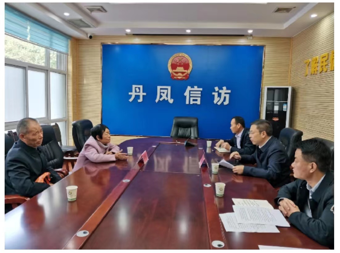 <b>商洛市丹凤县县长吴春亮在县信访大厅接待来访群众</b>