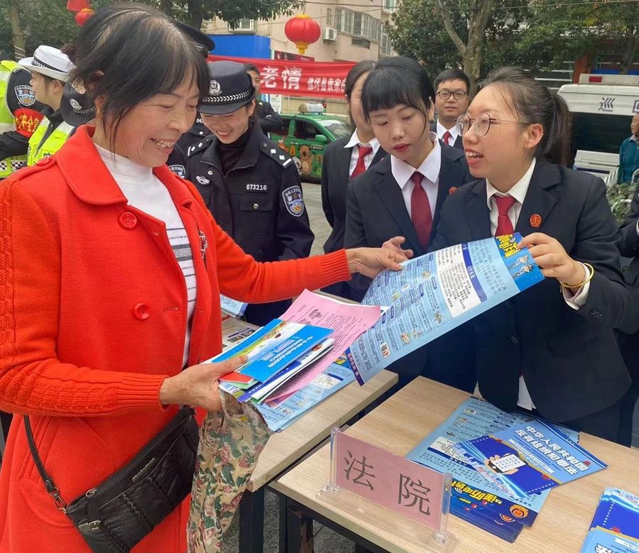 <b>汉中市佛坪法院开展平安建设与普法宣传活动</b>