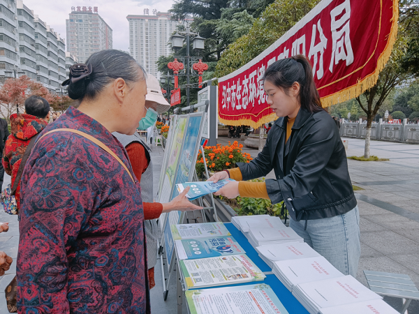 <b>汉中市生态环境局略阳分局组织开展平安建设集中宣传活动</b>