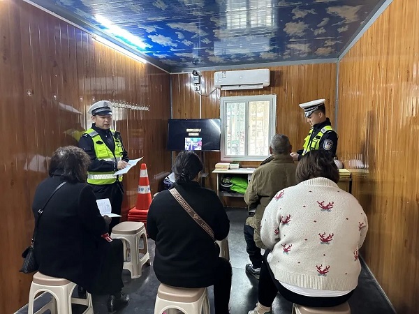 <b>汉中市城固县交警持续开展“马路学堂”交通安全宣传活动   </b>
