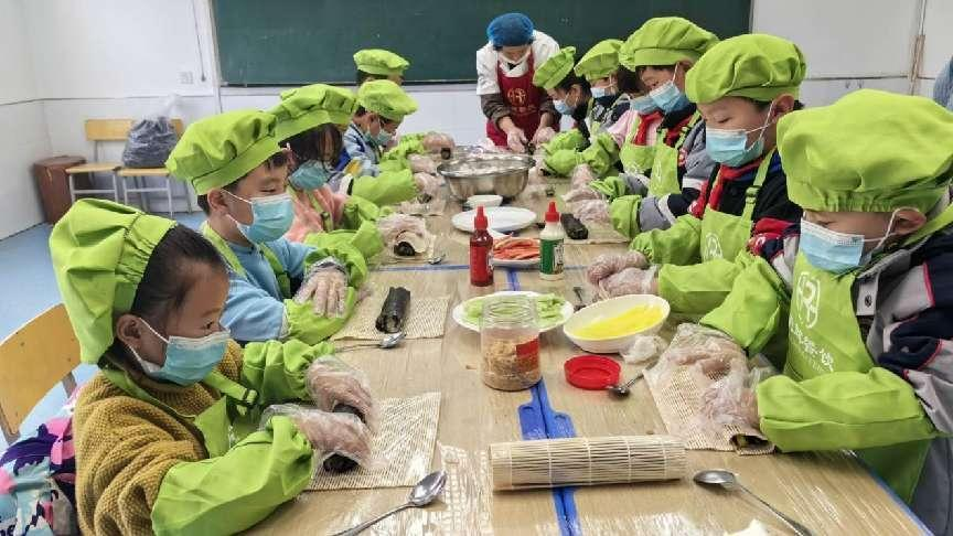 卷起美好“食”光 西安市碑林区友谊小学劳动实践活动之紫菜包饭