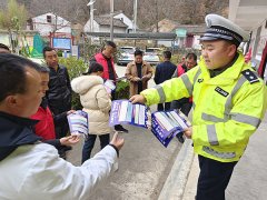 凤县交警开展交通安全“美丽乡村行”巡回宣讲活动