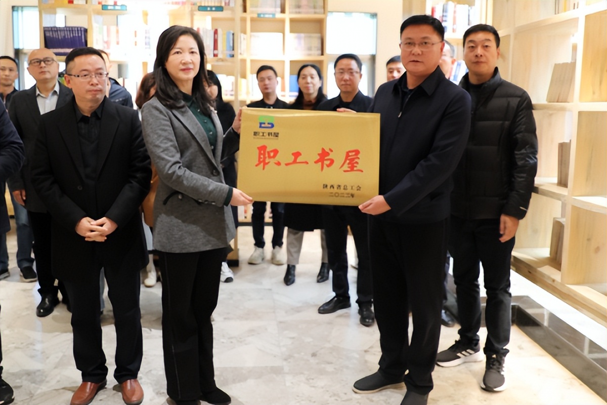 汉中市人大举行“陕西省职工书屋”“汉中市图书馆分馆”授牌仪式