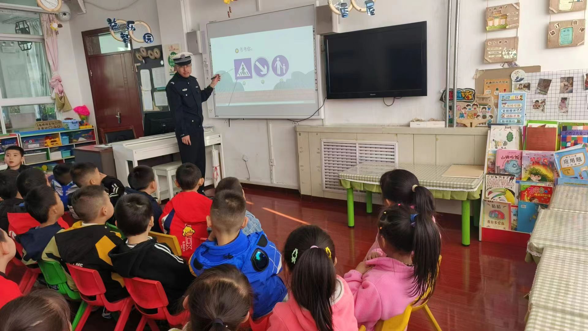<b>府谷交警走进老高川幼儿园开展交通安全宣传活动</b>
