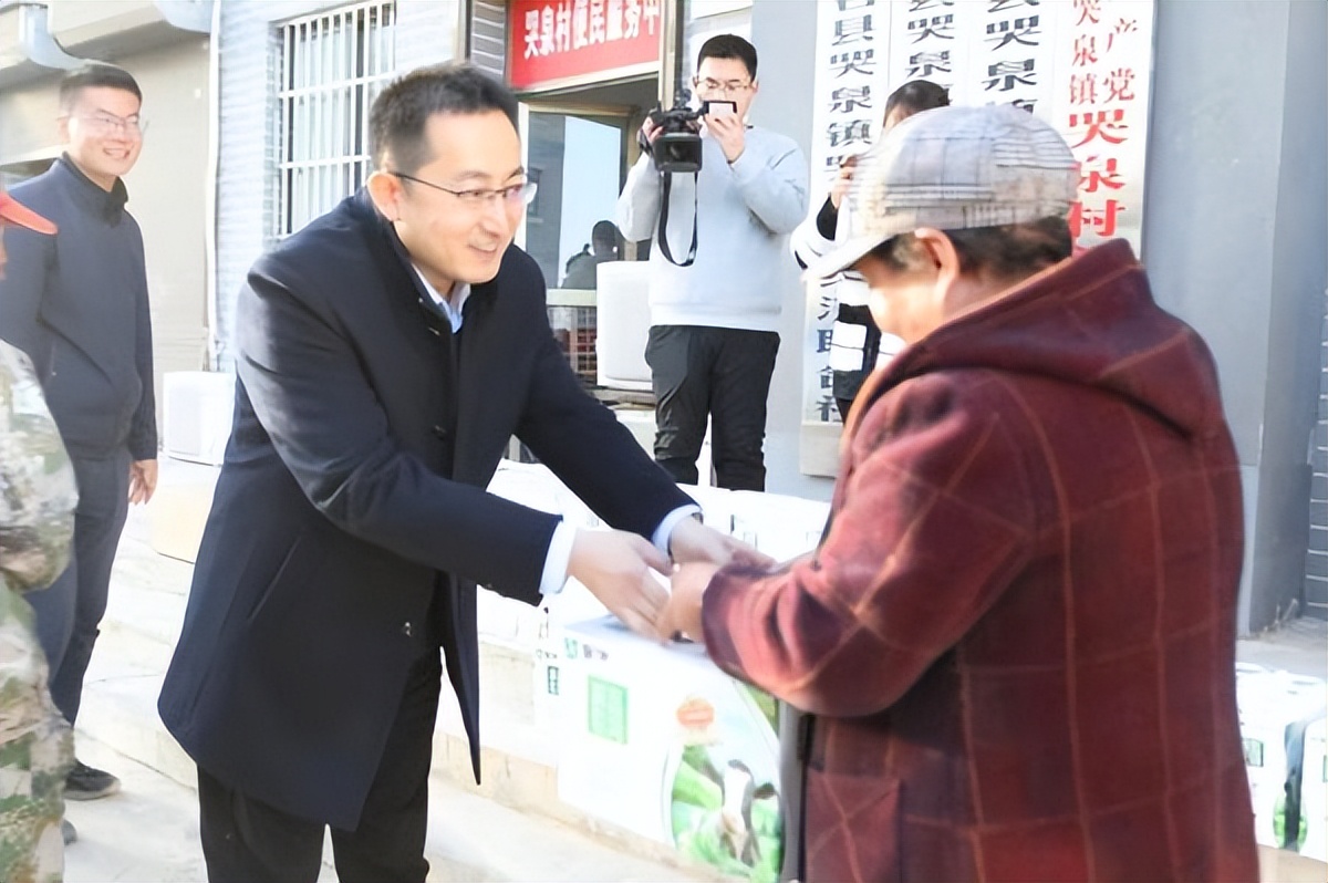 <b>中国建设银行铜川分行行长王强一行来哭泉村开展系列助农活动</b>