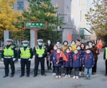 公安碑林交警大队携手景龙池小学志愿者共同开展学雷锋文明劝导活动