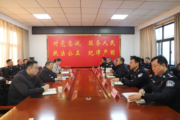 <b>延安市委常委、政法委书记、公安局长袁家富深入富县调研</b>
