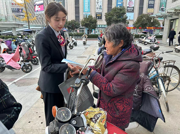<b>长安银行商洛东环路支行积极开展优化账户服务宣传</b>