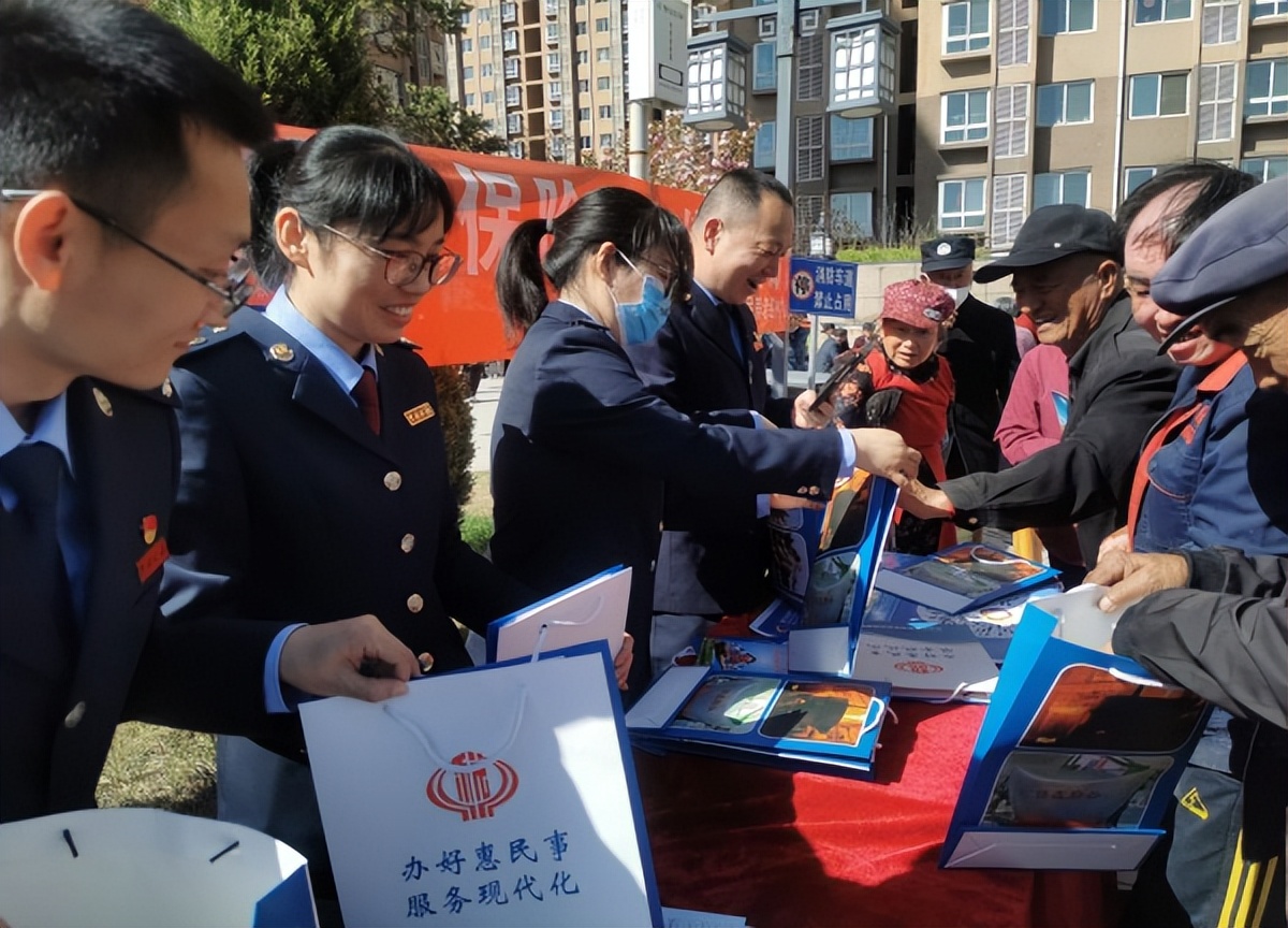 <b>国家税务总局府谷县税务局贴心服务惠民生 医疗保险政策宣传送万家</b>